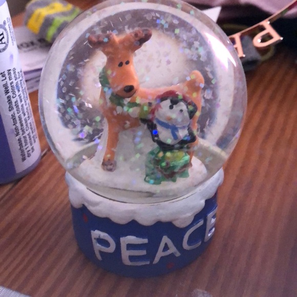 A snow globe - Picture 2 of 2